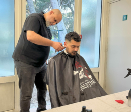Zoom sur une belle initiative : un coiffeur bénévole au Pôle précarité