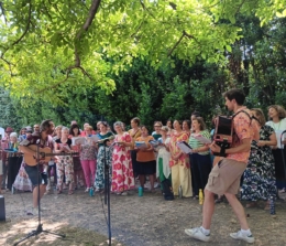 Un concert convivial et joyeux dans les jardins de l’hôpital !